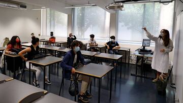 FILE PHOTO: Students wearing protective face masks sit in a classroom at D. Pedro V High School, as grade 11 and 12 high school students return to schools under strict restrictions, during the coronavirus disease (COVID-19) outbreak, in Lisbon, Portugal May 18, 2020. REUTERS/Rafael Marchante/File Photo