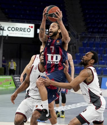 El base aterrizó la temporada pasada en el Baskonia y ha sido el termómetro del equipo vitoriano esta campaña. Henry, que este verano obtendrá el pasaporte de Senegal y dejará de ocupar plaza de extracomunitario (el Madrid lo tiene en su agenda), no sólo anota (10,5 puntos por partido), también asiste (en nueve partidos ha alcanzado a decena de asistencias y es el segundo mejor de toda la Euroliga con 7,3) y es muy intenso en defensa (líder en balones robados: 1,7). Un todoterreno con el que el Baskonia ha peleado hasta el final para meterse entre los ocho mejores de la Euroliga. 
