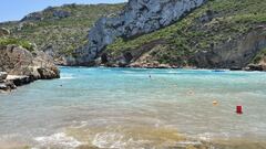 Un rincón privilegiado del Mediterráneo donde los rocosos acantilados protegen esta cala del viento. No cuenta con arena, pero sí con rocas blancas y grava, además de unas aguas cristalinas espectaculares. La bandera azul ondea en este lugar desde el año 1987 convirtiendo Cala Granadella en un paraíso submarino ideal para todos los amantes de la práctica del submarinismo. 