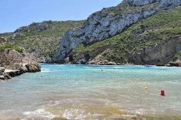 Un rincón privilegiado del Mediterráneo donde los rocosos acantilados protegen esta cala del viento. No cuenta con arena, pero sí con rocas blancas y grava, además de unas aguas cristalinas espectaculares. La bandera azul ondea en este lugar desde el año 1987 convirtiendo Cala Granadella en un paraíso submarino ideal para todos los amantes de la práctica del submarinismo. 