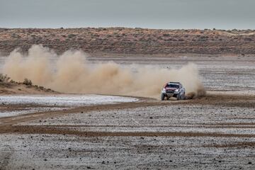 El asturiano se divierte en Sudáfrica con el coche ganador del rally junto a De Villiers y empieza a valorar de manera seria competir en la carrera del desierto.