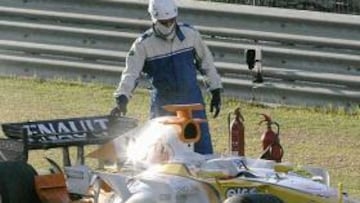 <strong>PERCANCE.</strong> Alonso se vio obligado a abandonar su coche en plena recta.