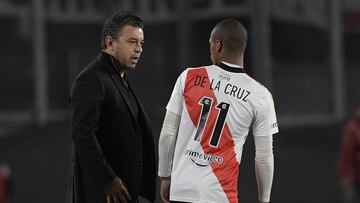 River Plate's coach Marcelo Gallardo (L) talks to Uruguayan midfielder Nicolas De La Cruz during an Argentine Professional Football League quarterfinals match against Tigre at the Monumental stadium in Buenos Aires, on May 11, 2022. (Photo by JUAN MABROMATA / AFP)