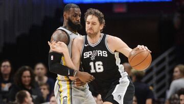 Pau Gasol avanza a canasta ante LeBron James.