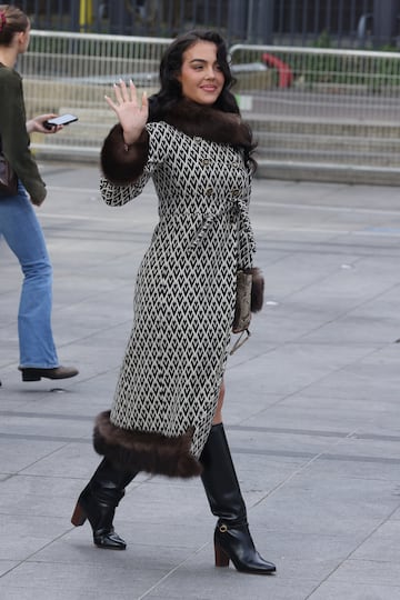 Georgina Rodrguez posa en el desfile "Le meta-theatre des intimits" de Valentino.