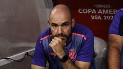 HOUSTON, TEXAS - JULY 04: Felix Sanchez Bas, Head Coach of Ecuador looks on from the bench prior to the CONMEBOL Copa America 2024 quarter-final match between Argentina and Ecuador at NRG Stadium on July 04, 2024 in Houston, Texas.   Omar Vega/Getty Images/AFP (Photo by Omar Vega / GETTY IMAGES NORTH AMERICA / Getty Images via AFP)