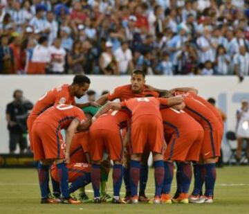 Los chilenos se reúnen previo al arranque del juego.