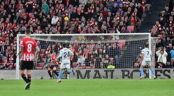 Doble ocasión de gol para el Girona en el minuto 95. Primero Unai Simón salva un tiro de Savinho y luego John Solís dispara desde la frontal para que Daniel Vivian, en la línea de gol, desvíe con la cabeza y evite el gol del empate del Girona.