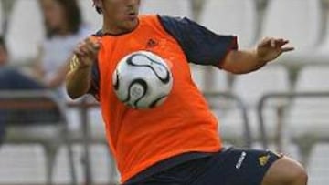 <B>DE RONALDINHO A VILLA.</B> El delantero del conjunto valenciano sustituirá al barcelonista Ronaldinho y al inglés Wayne Rooney, ambos imagen del FIFA 06.