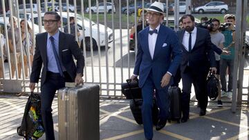 GRA212. EL PRAT DE LLOBREGAT (BARCELONA), 03/08/2017.- Los representantes legales del delantero brasileño Neymar da Silva a su llegada esta tarde a las oficinas del FC Barcelona donde han pagado los 222 millones de euros que cuesta rescindir el contrato del jugador. EFE/Quique García