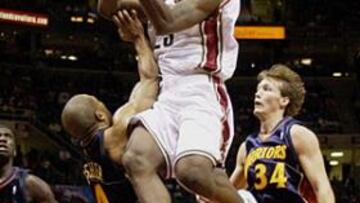 <b>SUPERIOR. </B>La gran actuación de LeBron llevó a los Cavaliers al triunfo sobre los Warriors.