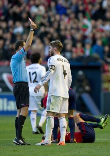 El árbitro Clos Gómez le enseña la tarjeta roja a Sergio Ramos.