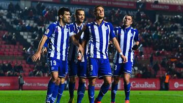 Los futbolistas del Deportivo Alavés durante un partido.