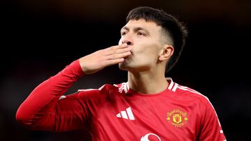 Manchester (United Kingdom), 28/11/2024.- Lisandro Martinez of Manchester United blows a kiss to fans as he leaves the pitch after the UEFA Europa League match between Manchester United and Bodo/Glimt in Manchester, Great Britain, 28 November 2024. (Gran Bretaña, Reino Unido) EFE/EPA/ADAM VAUGHAN