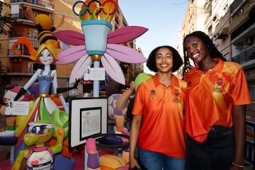 Dos jugadores del Valencia Basket durante su visita a la falla Jerómina Galés.