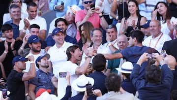 Spain's Carlos Alcaraz (R) celebrates with his coach Juan Carlos Ferrero and team after winning against Germany's Alexander Zverev at the end of their men's singles final match on Court Philippe-Chatrier on day fifteen of the French Open tennis tournament at the Roland Garros Complex in Paris on June 9, 2024. (Photo by ALAIN JOCARD / AFP)