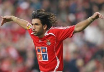 El delantero mexicano brillaba con Cruz Azul en 2006, por lo que fue vendido al Benfica, pero después de seis meses en Portugal tuvo que volver a las filas de Tigres. 