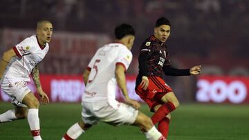 River Plate's Colombian midfielder Juan Fernando Quintero (R) vies for the ball with Huracan's midfielder Santiago Hezze (C) during their Argentine Professional Football League Tournament 2022 match at Tomas Duco stadium in Buenos Aires, on July 3, 2022. (Photo by ALEJANDRO PAGNI / AFP) (Photo by ALEJANDRO PAGNI/AFP via Getty Images)