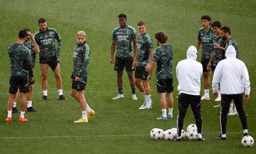 El Real Madrid entrena antes de su partido contra el Leipzig