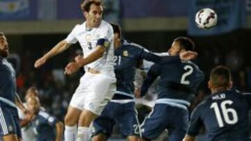 God&iacute;n cabecea ante la defensa argentina en la Copa Am&eacute;rica.