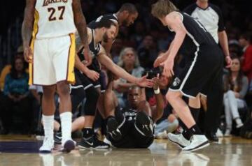 Jason Collins, es levantado por sus compañeros al caerse al parqué. 