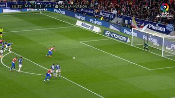 Muy duro que te pase esto cuando te quedas en el centro si eres portero: el penalti de Suárez