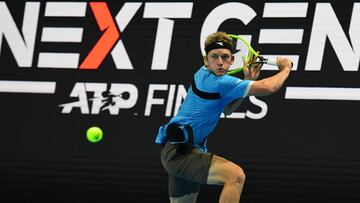 Alejandro Davidovich Fokina devuelve una bola ante Miomir Kecmanovic durante un partido en las NextGen ATP Finals de Milán.