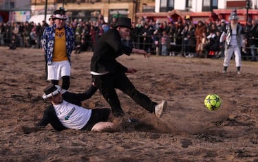 En la playa de Scarborough, Inglaterra, se ha jugado un Boxing Day diferente, a falta de partidos de la Premier League (solo se jugó el Manchester United-Newcastle). Bomberos y pescadores de la zona jugaron un divertido partido en playa ataviados con accesorios navideños para celebrar uno de los días más especiales de fútbol inglés.