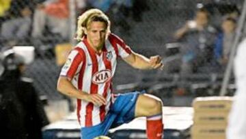 <b>DESEADO. </b>Forlán, que controla el esférico, sigue teniendo un excelente cartel en Inglaterra.