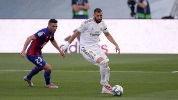 MADRID, SPAIN - JUNE 14: Anaitz Arbilla of Eibar battles for possession with Karim Benzema of Real Madrid during the Liga match between Real Madrid CF and SD Eibar SAD at Estadio Alfredo Di Stefano on June 14, 2020 in Madrid, Spain. (Photo by Gonzalo Arro