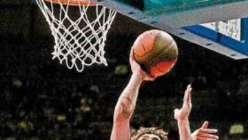 <b>SUPERIOR. </b>Llull supera físicamente a casi todos los bases rivales.