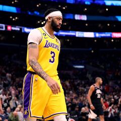 Anthony Davis es felicitado por Kevin Garnett por mejora en desempeño