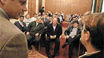 <B>REUNIÓN CON LAS PEÑAS</B>. El concejal Pedro Sanjurjo mantuvo ayer una reunión con representantes de las peñas sportinguistas.