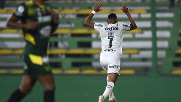 CDA101. FLORENCIO VARELA (ARGENTINA), 07/04/2021.- Ronielson da Silva (d) de Palmeiras celebra un gol hoy, en el partido de ida de la Recopa Sudamericana entre Defensa y Justicia y Palmeiras en el estadio Norberto Tomaghello en Florencio Varela (Argentina