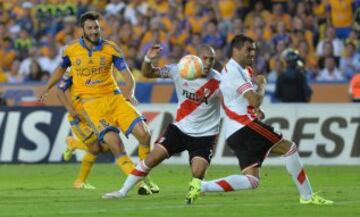 MEX30. MONTERREY (MÉXICO), 29/07/2015.- Andre Gignac (i) de Tigres de México disputa el balón con Jonathan Maidana (c) de River Plate de Argentina hoy, miércoles 29 de julio de 2015, durante el partido de ida de la final por la Copa Libertadores en el estadio Universitario de Monterrey (México). EFE/Miguel Sierra