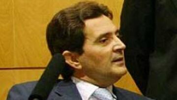 <b>POR PRECAUCIÓN.</b> El seleccionador nacional de baloncesto sigue en la UCI a criterio de los médicos, aunque su estado de salud es mucho mejor.