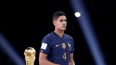 18/11/22 PARTIDO FINAL 
DOHA MUNDIAL QATAR 2022 
ARGENTINA - FRANCIA 
TRISTEZA ENTREGA DE PREMIOS TROFEO 
RAPHAEL VARANE 
