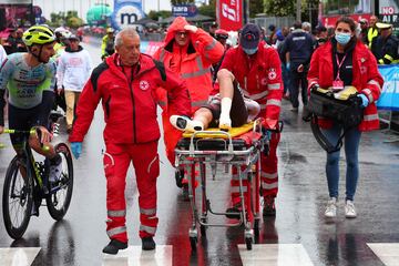 Andrea Vendrame es evacuado tras su caída al terminar la carrera tratando de evitar al ya caído Mark Cavendish.