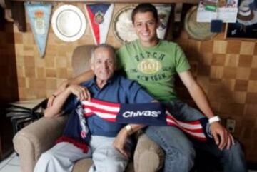 Javier Hernández 'Chicharito' con su abuelo Tomás Balcázar. 