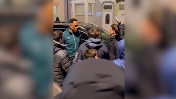 El futbolista colombiano compartió con algunos aficionados del Everton FC a las afuera del su estadio.