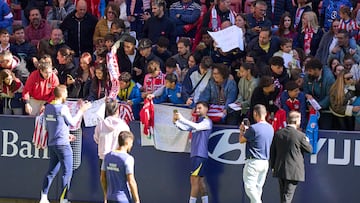 Los jugadores, con la afición, en la sesión de puertas abiertas como último entrenamiento antes del Betis para los rojiblancos.