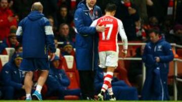 Arsene Wenger se abraza con Alexis S&aacute;nchez, cuando &eacute;ste ultimo fue reemplazado. 