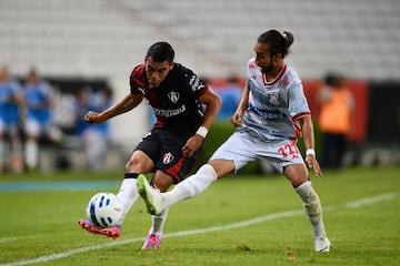 Hizo todo el proceso de fuerzas básicas con los Estudiantes Tecos hasta debutar con el primer equipo en el ascenso. Formó parte de los Tuzos del Pachuca, Loros de la Universidad de Colima y su último club en México fueron los Mineros de Zacatecas.