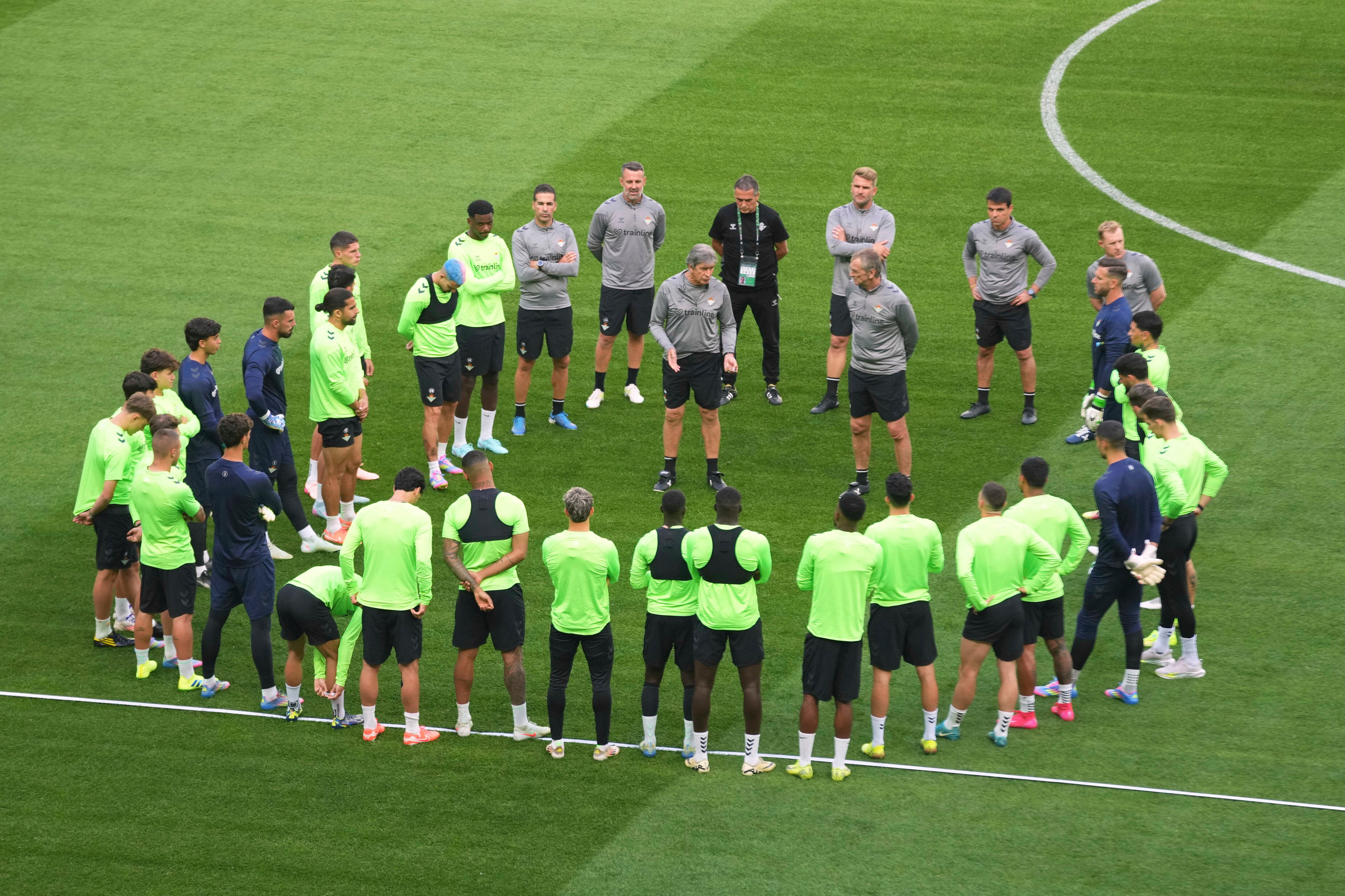 Manuel Pellegrini, a Betis coach, talks to players during the European Conference League final.
