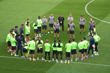 El entrenador del Betis, Manuel Pellegrini, habla con sus jugadores durante un entrenamiento previo a la final de la Europa Conference League.