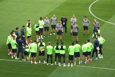 El entrenador del Betis, Manuel Pellegrini, habla con sus jugadores durante un entrenamiento previo a la final de la Europa Conference League.