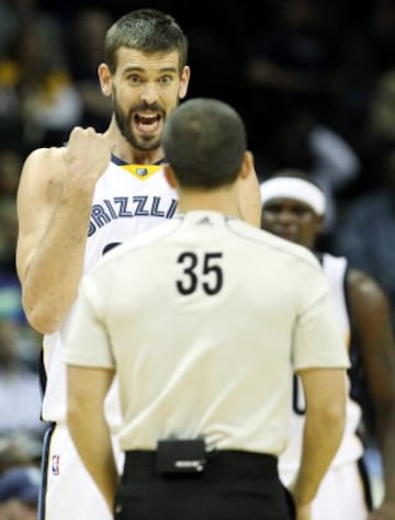 Marc Gasol discute con el árbitro Kane Fitzgerald.