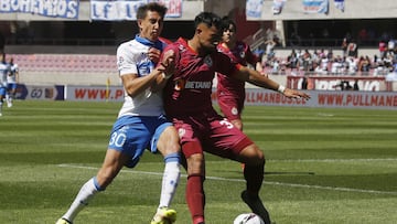 Futbol, Deportes La Serena vs Universidad Catolica.
 Fecha 32, campeonato nacional 2021.
 El jugador de Deportes La Serena Lucas Alarcon, derecha, disputa  el bal&Atilde;&sup3;n contra Diego Valencia de Universidad Catolica durante el partido de primera d