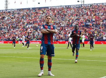 Roger, con el Levante, celebra un gol contra el Valencia.