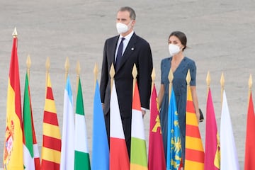 Los Reyes de España asisten al homenaje estatal a las víctimas del coronavirus en el Palacio Real el 15 de julio de 2021 en Madrid.